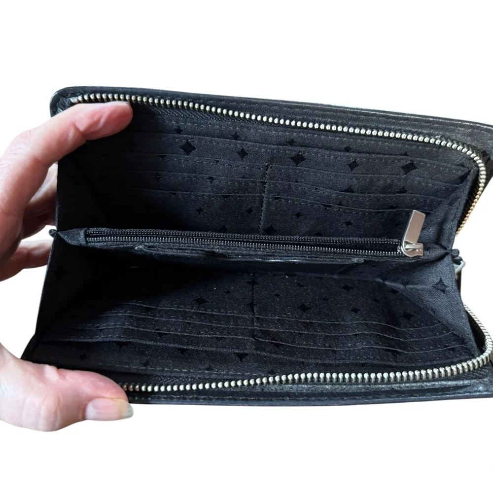 Women’s Fossil Black Leather Wallet With Zip Closure and Outside Pockets